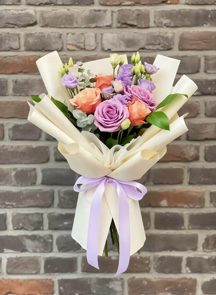 Букет цветов из: Лизиантусы и Розы в Первомайском Оренбургский район