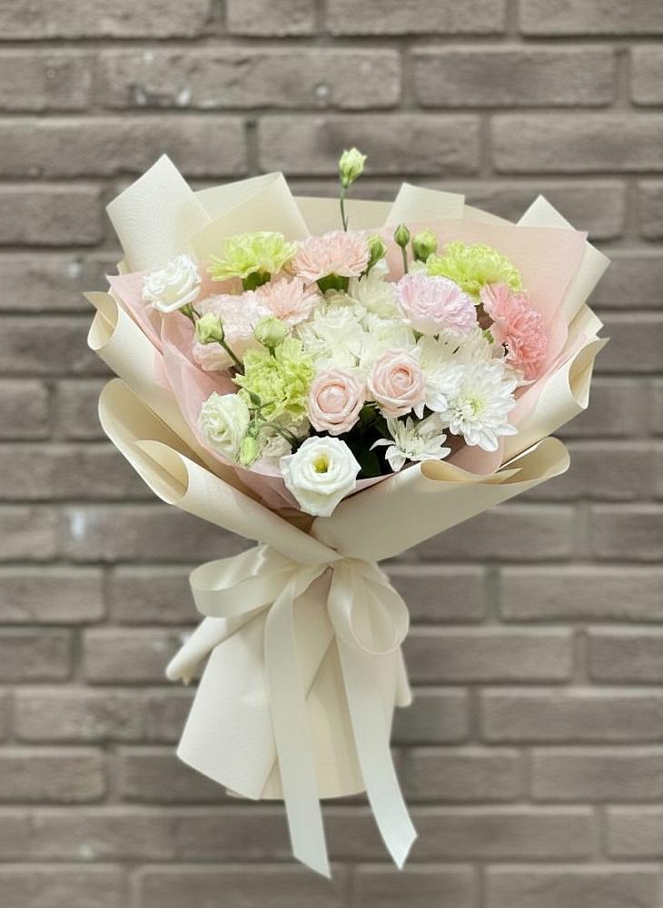 Букет цветов из: Гвоздики, Розы, Лизиантусы и Хризантемы в Первомайском Оренбургский район