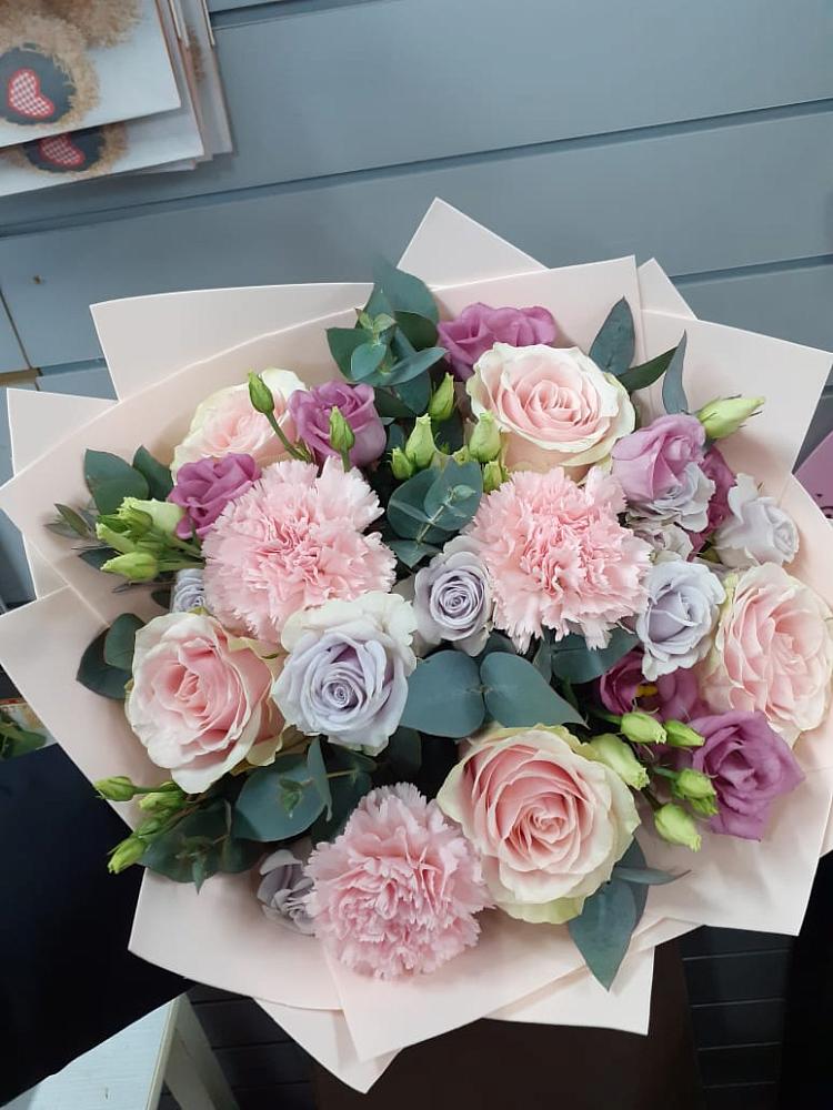 Букет цветов из: Розы, Гвоздики и Лизиантусы в Первомайском Оренбургский район